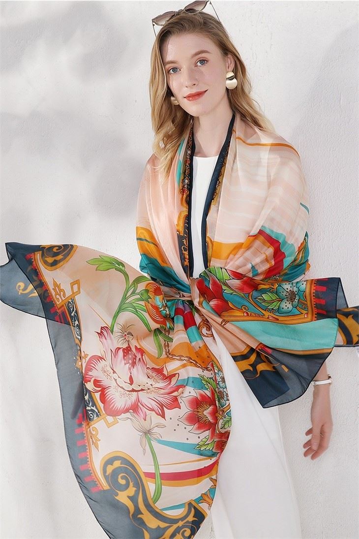  Ladies′ Silk Square Scarf