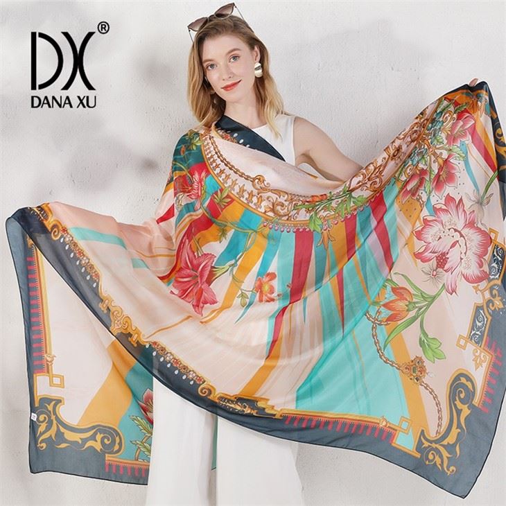 Digital Print Ladies′ Silk Square Scarf Manufacturers